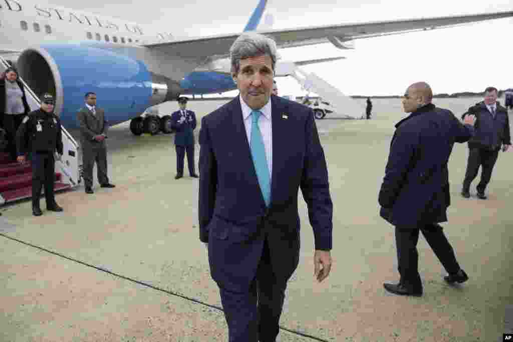 រដ្ឋមន្ត្រីការបរទេស លោក John Kerry កំពុងដើរទៅជួបជាមួយលោក Terry Gross ជនជាតិ អាមេរិកាំង ដែលត្រូវបានដោះលែងនាពេលថ្មីៗនេះបន្ទាប់ពីជាប់ពន្ធនាគារក្នុងប្រទេសគុយបាអស់រយៈពេលជាង៥ឆ្នាំ នៅមូលដ្ឋានទ័ព Andrews Air Force Base កាលពីថ្ងៃទី១៧ ខែធ្នូ ឆ្នាំ២០១៤។