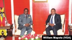 Emmerson Mnangagwa, Presidente do Zimbábue, (esq) e Filipe Nyusi, Presidente de Moçambique (dir), Maputo (Foto de Arquivo)