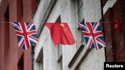 英國倫敦中國城懸掛的英中兩國國旗 （資料照片）