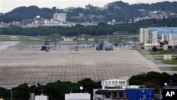 冲绳岛上的美国海军陆战队的普天间基地，周围有民房。(档案照片)