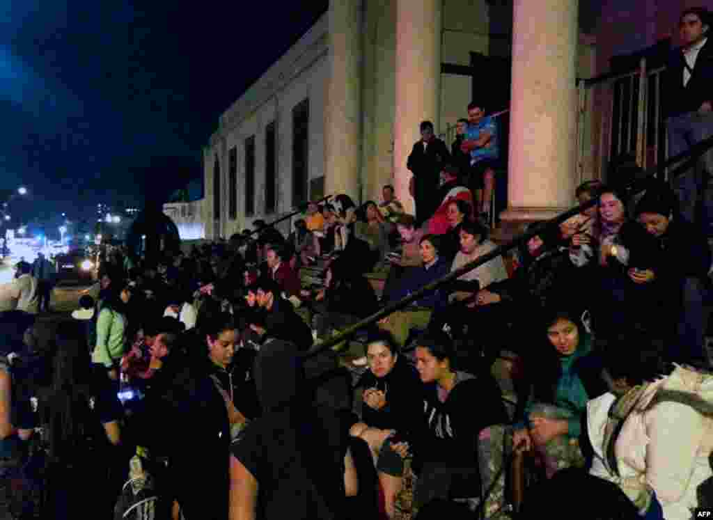 Locals gather on the street following a tsunami alert after an earthquake hit off Chile's Pacific coast, April 1, 2014.