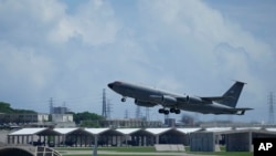 一架美國空軍KC-135 加油機從日本南部沖繩島西部的嘉手納空軍基地機場起飛。
