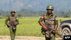 ရခိုင်ပြည်နယ်မှာ တပ်စွဲထားတဲ့ မြန်မာ့တပ်မတော်မှ တပ်သား နှစ်ဦး (အောက်တိုဘာ ၂၁၊ ၂၀၁၆)