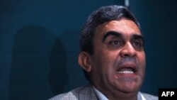 El ex ministro de Defensa de Venezuela, General de Ejército (retirado) Raúl Baduel, habla durante una conferencia de prensa en Caracas el 10 de diciembre de 2008.
