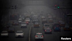 Contaminación extrema en una autopista de Pekín. 