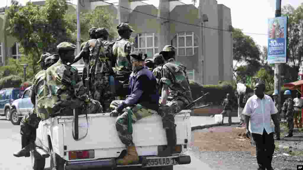 M23 rebels patrol around Congo's Central Bank in Goma, DRC, November 26, 2012.