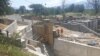 Aktivitas kegiatan rehabilitasi dan rekonstruksi saluran irigasi Gumbasa yang sempat mengalami kerusakan 70 persen akibat gempa bumi pada 2018. Perbaikan Irigasi Gumbasa dilakukan dalam empat tahap hingga rampung sepenuhnya pada 2022. (Foto: VOA/Yoanes)
