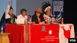 De izquierda a derecha, María Francisca Collipal, Sonia Ávalos, Jacqueline Pata y Anakena Manutomatoma, durante el foro sobre empoderamiento de la mujer indígena chilena en Washington.
