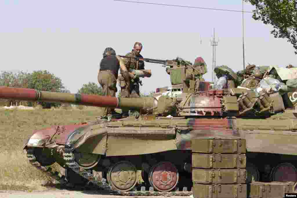 Ukrainian soldiers load shells into a tank at a check point in the southern coastal town of Mariupol, Sept. 5, 2014.