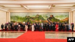 Rais wa China Xi Jinping (Katikati) na mkewe Peng Liyuan wakiwa katika picha ya pamoja na viongozi wa Afrika kabla ya hafla ya chakula cha usiku katika Jukwa la Ushirikiano kati ya China na Afrika (FOCAC) nchini China.