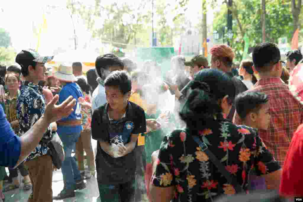 ប្រជាពលរដ្ឋខ្មែរប៉ាតម្សៅដាក់គ្នាទៅវិញទៅមកនៅរមណីយដ្ឋានវត្តភ្នំ អំឡុងកម្មវិធីសង្រ្កាន្តវត្តភ្នំដើម្បីអបអរពិធីបុណ្យចូលឆ្នាំប្រពៃណីខ្មែរនៅក្នុងថ្ងៃទីពីរ កាលពីថ្ងៃទី១៥ ខែមេសា ឆ្នាំ២០១៩ ក្នុងរាជធានីភ្នំពេញ ប្រទេសកម្ពុជា។(ទុំ ម្លិះ/VOA)
