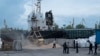 Para pekerja memuat biji-bijian Ukraina untuk dieskpor di pelabuhan Izmail, Ukraina, 26 April 2023 lalu (foto: dok). Rusia telah menghentikan sepihak kesepakatan untuk mengizinkan ekspor biji-bijian Laut Hitam yang ditengahi Turki dan PBB. 