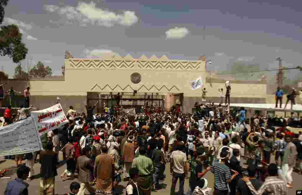 Yemenis protest in front of the U.S. Embassy during a protest about a film ridiculing Islam's Prophet Mohammed, Sana'a, September 13, 2012.