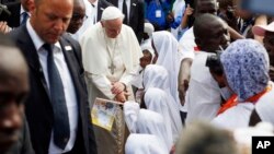 Le pape François lors de sa visite à la Mosquée centrale de Bangui du PK5, République centrafricaine, 30 novembre 2015. (AP Photo / Jerome Delay)