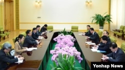박의춘 북한 외무상(오른쪽 가운데)이 지난 19일 평양 만수대의사당에서 북한을 방문 중인 류전민 부부장 등 중국 외교부 대표단을 만나 담화했다. 
