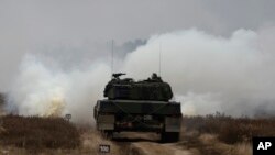 資料照片：烏克蘭與波蘭軍人在波蘭希維托舒夫一處軍事基地兼試驗場訓練駕駛豹2坦克。(2023年2月13日)