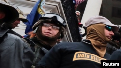ARHIVA - Članovi paravojne grupe Čuvari zakleteve stoje među pristalicama predsednika Trampa za vreme protesta zbog izbornih rezultata, 6. januara 2021.