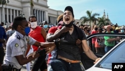 Un hombre es arrestado durante una manifestación contra el gobierno del presidente cubano Miguel Díaz-Canel en La Habana, el 11 de julio de 2021.