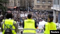 Studenti i drugi antivladini demonstranti blokiraju pristup kancelarijama državne Radio-televizije Srbije (RTS), držeći zaposlene napolju i primoravajući da se ugase dio programa uživo, u Beogradu, Srbija, 11. marta 2025.