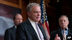 La résolution adoptée jeudi, présentée par le sénateur démocrate Tim Kaine a été amendée pour obtenir le soutien de certains sénateurs républicains.