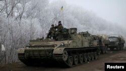 Members of the Ukrainian armed forces are seen not far from Debaltseve, eastern Ukraine, Feb.15, 2015. 