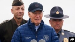 El presidente estadounidense, Joe Biden, habla sobre el colapso del puente Francis Scott Key después de que fuera golpeado por el portacontenedores Dali, en Baltimore, Maryland, el 5 de abril de 2024.