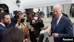 Presiden AS Joe Biden berbicara kepada para wartawan di Gedung Putih mengenai situasi di Ukraina sebelum berangkat menuju Ohio, pada 17 Februari 2022. (Foto: Reuters/Leah Millis)