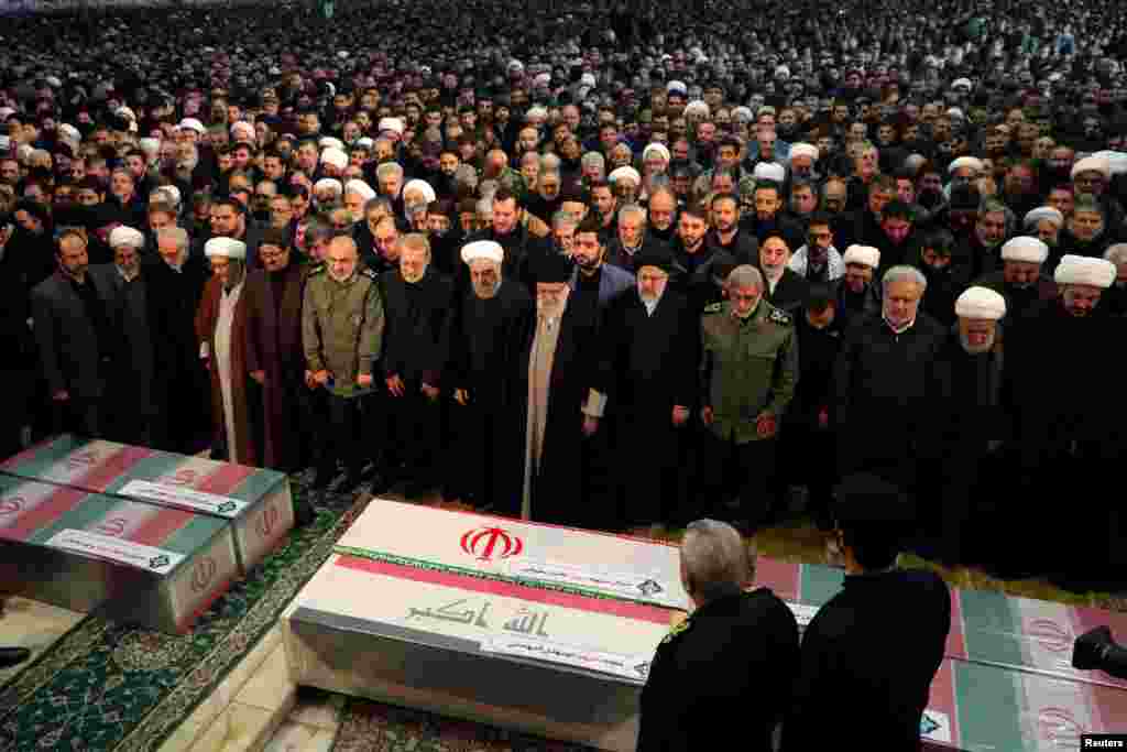 ایران کے سپریم لیڈر آیت اللہ خامنہ ای اور ایرانی صدر حسن روحانی قاسم سلیمان کی میت کے قریب کھڑے ہیں۔ آیت اللہ خامنہ ای نے دعا کرائی۔ قاسم سلیمان کی میت اتوار کو عراق سے ایران لائی گئی تھی۔ ان کے جسد خاکی کے ساتھ ہی ایرانی ملیشیا کے کمانڈر ابو مہدی کی میت بھی موجود تھی۔ 