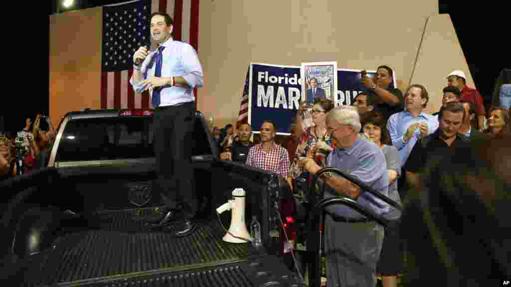 Le sénateur Marco Rubio, candidat aux primaires républicaines, s'adresse à ses partisans la veille du "Super mardi", Illinois, 14 mars 2016.