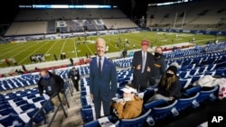 Navijači Univerziteta Brigam Jang drže kartonske fotografije demokratskog predsjedničkog kandidata Joea Bidena i predsjednika Donalda Trumpa prije utakmicu koledž fudbala između BYU i Zapadnog Kentuckyja, 31. oktobra 2020.