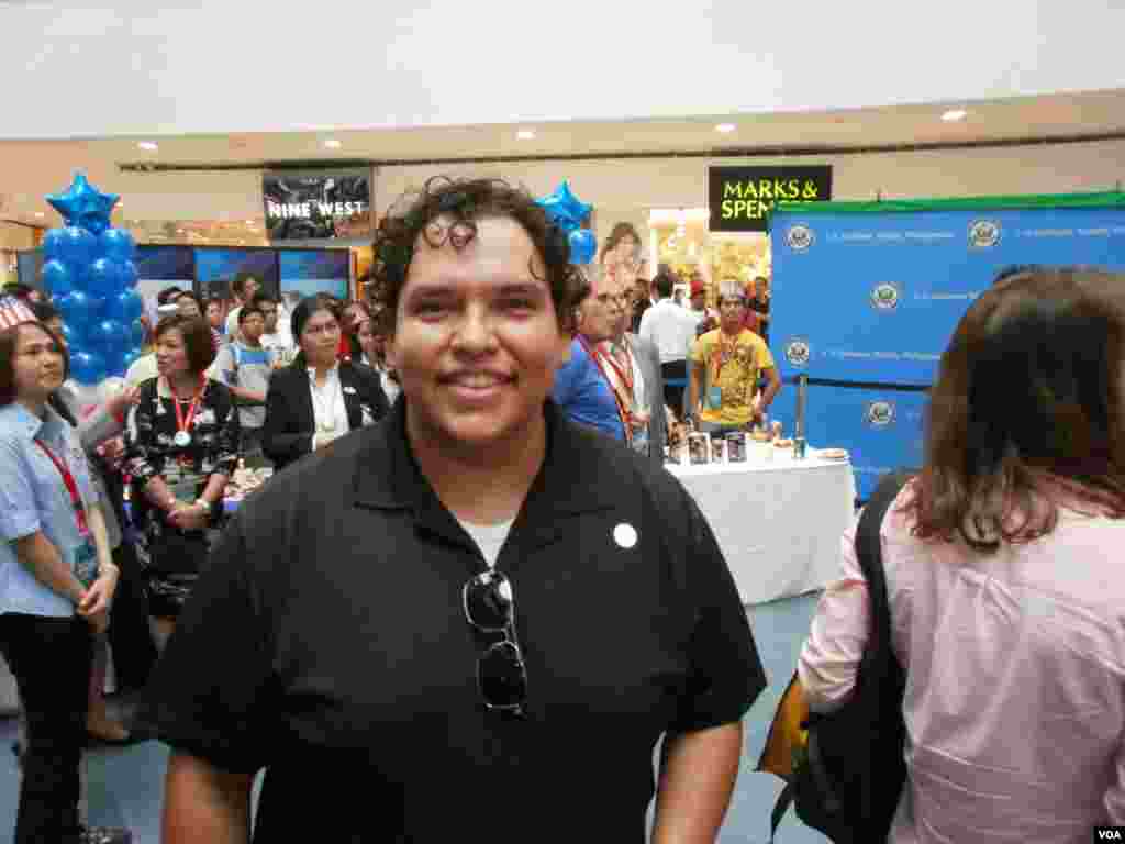 Tony Guzman, 31, mencoblos lebih awal di California sebelum pergi ke Manila, Filipina. Ia memilih Obama karena "rencana ekonominya jauh lebih masuk akal" dan ia menyukai sikapnya dalam isu-isu sosial. (S. Orendain/VOA)