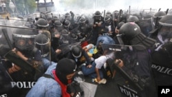 Polisi anti huru-hara Thailand berupaya membubarkan massa aksi unjuk rasa anti-pemerintah di Bangkok, Thailand (24/11).