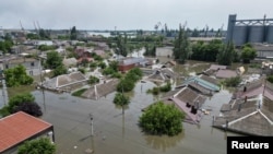 Kawasan yang terdampak banjir setelah bendungan Nova Kakhovka jebol, di tengah serangan Rusia di Ukraina, di Kherson, Ukraina, 7 Juni 2023. (REUTERS/Vladyslav Smilianets)