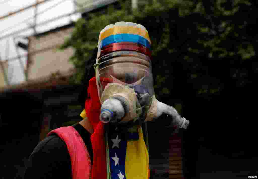 Seorang demonstran mengenakan topeng gas buatan sendiri saat berlangsungnya demonstrasi menentang Presiden Venezuela Nicolas Maduro di Caracas, 1 Mei 2017.