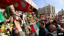 Orang-orang menghadiri prosesi pemakaman tujuh anggota Garda Revolusi Islam yang tewas dalam serangan di Suriah di Teheran pada 5 April 2024. (Foto: AFP)