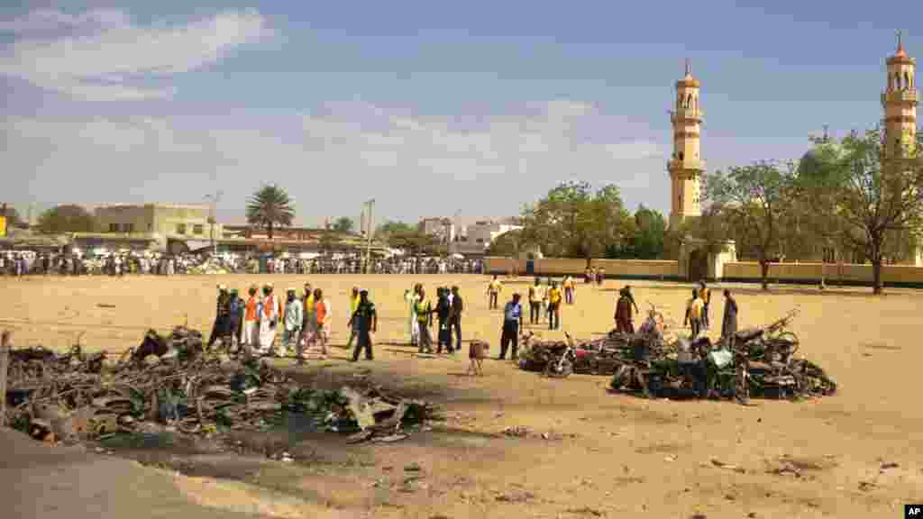 Des spécialistes scrutent le lieu de l'explosion d'une bombe dans la mosquée centrale, à Kano, au Nigeria, samedi 29 novembre 2014. Plus de 102 personnes ont été tuées dans les attentats à la bombe à la mosquée centrale de Kano, a déclaré un employé de l'hôpital.
