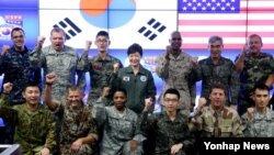 박근혜 한국 대통령이 22일 미한연합사 훈련 현장을 방문해 군 관계자와 장병들을 격려했다.