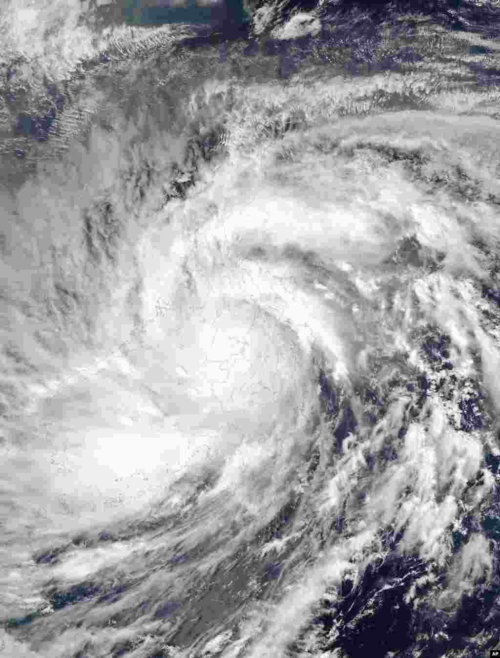 Gambar satelit dari NASA menunjukkan Topan Haiyan melewati Filipina (8/11).