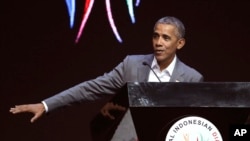 Mantan Presiden AS, Barack Obama, berpidato di perhelatan the 4th Congress of the Indonesian Diaspora Network di Jakarta, Sabtu, 1 Juli 2017 (foto: AP Photo/Achmad Ibrahim)