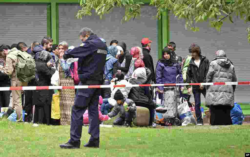Para migran menunggu transportasi di Dortmund, Jerman (6/9). (AP/Martin Meissner)