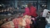 Seorang anak migran tidur di pasar kota di Edirne, dekat perbatasan Turki-Yunani, 5 Maret 2020.