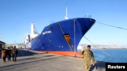 Kapal kargo Denmark berlabuh di pelabuhan Limassol untuk mengangkut senjata kimia Suriah yang akan dimusnahkan (foto: dok). 