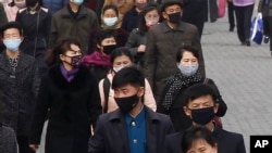 지난 1일 평양 주민들이 신종 코로나바이러스 감염을 막기 위해 마스크를 쓰고 있다.