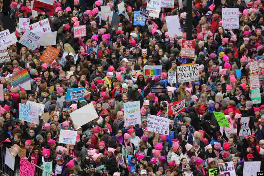 Protesters fill in along Independence Avenue hours before the start of the Women's March in Washington January 21, 2017 (B. Allen / VOA)
