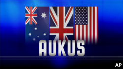 Huruf AUKUS di atas bendera Australia, Inggris Raya dan AS (kiri ke kanan), pada ilustrasi ini. (Foto: AP)