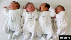 Bayi-bari di bangsal bersalin di Rumah Sakit Rechts der Isar di Munich, 18 Januari 2011.