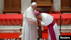 Thai Bishop Joseph Prathan Sridarunsil kisses the hand of Pope Francis during the latter's visit to St. Peter’s Parish church in the Sam Phran district of Nakhon Pathom Province, Thailand, November 22, 2019. REUTERS/Remo Casilli