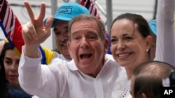 Edmundo González Urrutia, candidato presidencial opositor, hace el signo de la victoria junto a la dirigente María Corina Machado en un acto político en Aragua, el 18 de mayo de 2024. El aspirante descartó firmar un acuerdo electoral con el presidente Nicolás Maduro.