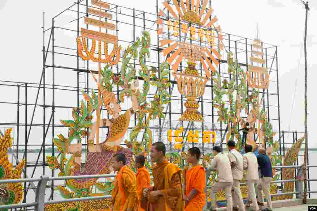 ការរៀបចំតម្លើងប្រទីប ដើម្បីអបអរសាទរព្រះរាជពិធីបុណ្យអុំទូក បណ្ដែតប្រទីប និងសំពះព្រះខែ អកអំបុកក្នុង រាជធានីភ្នំពេញ កាលពីថ្ងៃទី១៩ ខែវិច្ឆិកា ឆ្នាំ ២០១៨។ (ទុំ ម្លិះ/VOA)