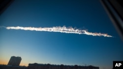 Kilatan meteor saat melintasi kawasan Chelyabinsk, Rusia hari Jumat lalu (15/2). 